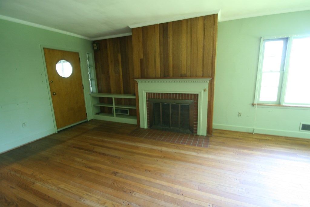 Living Room w Fireplace
