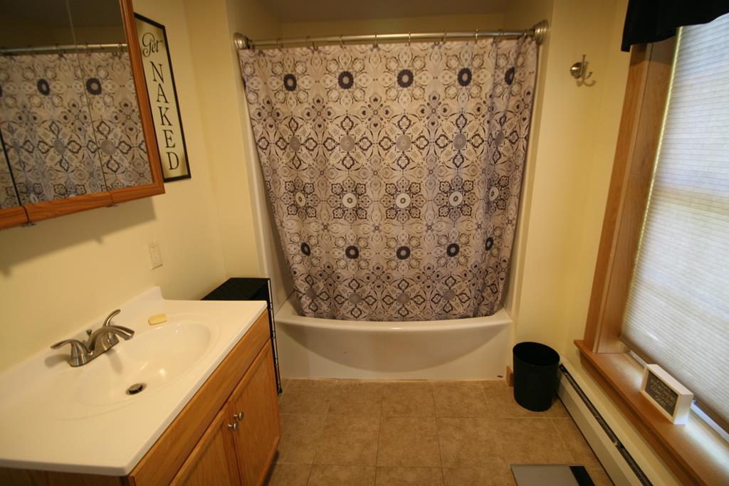Main Bedroom Bath w Pocket Door